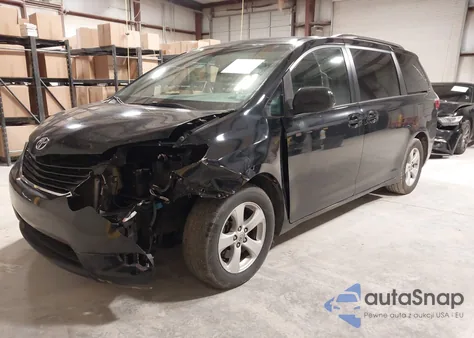 2015 Toyota Sienna Le 8 Passenger z USA, uszkodzony, nr VIN 5TDKK3DC6FS537518